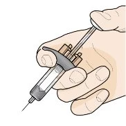 Una mano guantata impugna una siringa con ago rivolto verso il basso per una somministrazione medica