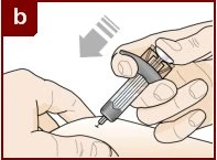 Due mani impugnano una penna iniettore grigia e bianca per applicarla sulla pelle del corpo con una freccia grigia che indica il movimento