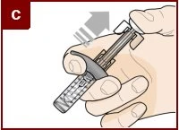 Due mani impugnano una penna iniettore medica con una freccia grigia che indica il movimento di estrazione verso l'alto