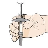 Una mano tiene saldamente una siringa trasparente con pistone e corpo cilindrico per la somministrazione di un farmaco