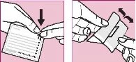 Due illustrazioni mostrano mani che premono e poi scuotono un piccolo involucro di plastica per aprire un contenitore medico su sfondo rosa
