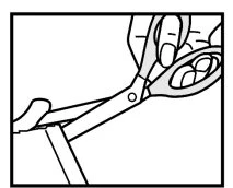 Una mano impugna un paio di forbici per tagliare la parte superiore di un contenitore o di un blister medico