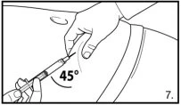 Una mano impugna una siringa e inserisce l'ago nella pelle con un'angolazione di 45 gradi come indicato dal simbolo numerico