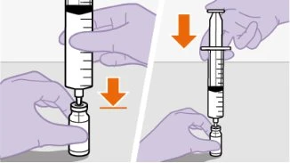 Due mani azzurre mostrano come inserire l'ago di una siringa in un flaconcino di vetro con frecce arancioni che indicano il movimento verso il basso