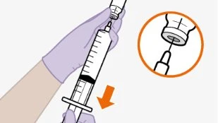 Una mano guantata preleva il liquido da un flacone con una siringa, con un dettaglio ingrandito dell'ago che entra nel contenitore
