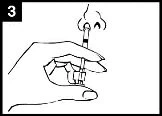 Disegno in bianco e nero di una mano che tiene una siringa con l'