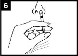 Disegno in bianco e nero di una mano che tiene un fiammifero acceso con fumo che sale verso l'