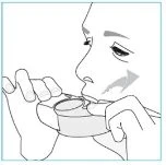 Disegno in bianco e nero di una persona che inserisce una compressa o un dispositivo medico in bocca tenendolo con entrambe le mani