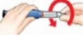 Two hands holding an injection pen while the right hand rotates the end part following a circular red arrow for