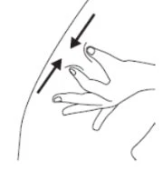 Disegno lineare che mostra una mano che pizzica la pelle tra pollice e indice con due frecce nere che indicano la direzione della pressione