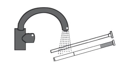 Diagramma che mostra un flacone di farmaco che viene agitato per far cadere delle gocce di liquido su una siringa orizzontale sottostante