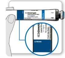 Una mano tiene una penna iniettiva Genotropin con un ingrandimento che mostra l'etichetta con il dosaggio di 5,2 mg/ml e la dicitura LOT/EXP