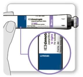 Una mano tiene una penna per iniezioni Genotropin da 12 mg con un ingrandimento che mostra il dettaglio della sezione del numero di lotto