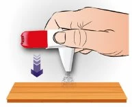 Una mano impugna un dispositivo medico bianco e rosso e lo preme verso il basso su una superficie piana di legno con una freccia blu verso il basso