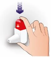 Una mano preme con l'indice la parte superiore rossa di un dispositivo medico bianco per attivarlo come indicato dalla freccia viola verso il basso