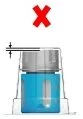 Una grande croce rossa posizionata sopra un flacone di medicinale azzurro con tappo grigio che mostra un segno di errore sulla linea di misurazione