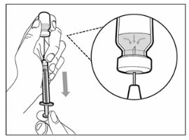Disegno tecnico che mostra una mano che preme un flacone per aspirare il liquido in una siringa con un ingrandimento del punto di contatto