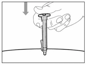 Una mano tiene una siringa con un'indicazione di freccia verso il basso per mostrare il movimento di iniezione verso la superficie cutanea