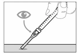 Disegno schematico che mostra una mano che tiene una siringa inclinata verso una superficie con un occhio e una freccia che indicano il punto di inserimento