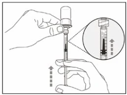 Due mani impugnano una siringa con un flacone montato sopra, con frecce che indicano il movimento di aspirazione del liquido verso l'alto
