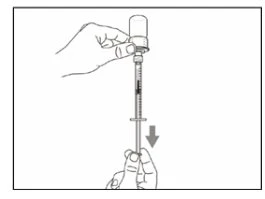 Una mano tiene la parte superiore di una siringa mentre l'altra mano spinge il pistone verso il basso come indicato da una freccia grigia