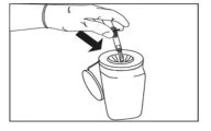 Una mano tiene una siringa e la inserisce verticalmente nel sito di iniezione