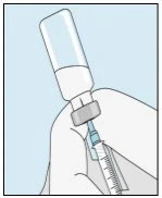 Una mano impugna un flaconcino di vetro con liquido trasparente e una siringa con ago per il prelievo del farmaco su sfondo azzurro