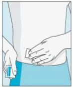 Una mano tiene un piccolo dispositivo rettangolare bianco mentre l'altra mano lo applica sulla pelle dell'addome di una persona