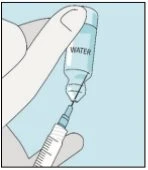 Una mano tiene una fiala con la scritta WATER mentre l'altra impugna una siringa per aspirare il liquido attraverso l'ago