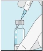 Una mano guantata tiene una siringa con ago inserito nel tappo di un flaconcino di vetro contenente un liquido trasparente su sfondo azzurro