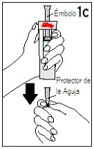 Disegno tecnico che mostra due mani che impugnano una siringa con stantuffo e protezione dell'ago indicata da una freccia nera verso il basso