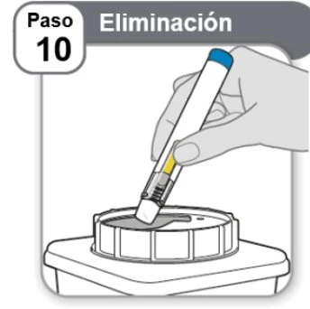 Una mano impugna un dispositivo medico bianco e blu per inserirlo in un contenitore di smaltimento grigio con la scritta Paso 10 Eliminación