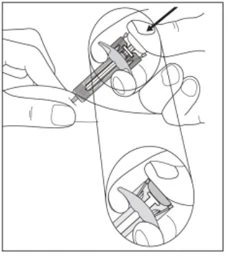 Disegno tecnico che mostra due mani che impugnano una siringa con un dettaglio ingrandito della punta e della parte superiore del dispositivo