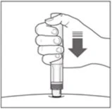 Una mano impugna verticalmente un dispositivo medico per iniettare un farmaco sulla pelle con una freccia che indica il movimento verso il basso
