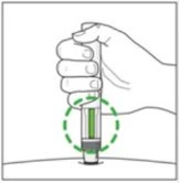 Una mano impugna un dispositivo medico cilindrico con un indicatore verde all'interno e lo preme contro una superficie cutanea chiara