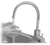 Due mani che si lavano sotto un getto d'acqua proveniente da un rubinetto metallico ad arco sopra un lavandino