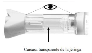 Disegno tecnico di una siringa con carcassa trasparente e una freccia nera che punta verso il corpo centrale del dispositivo medico