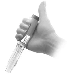 Una mano stringe verticalmente un dispositivo medico a forma di penna con un corpo cilindrico e una parte inferiore trasparente