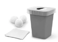 Tre pillole bianche tonde accanto a un contenitore grigio con coperchio e un foglio di carta bianco su sfondo neutro