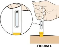 Illustrazione medica che mostra una mano che preme un dispositivo di iniezione bianco e giallo contro la pelle con un ingrandimento della finestra centrale