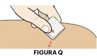 Una mano tiene un cerotto quadrato bianco e applicandolo sulla pelle di un braccio o una gamba con piccole gocce di sangue visibili sotto di esso
