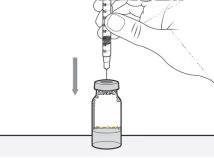 Una mano tiene una siringa con ago rivolto verso il basso per aspirare il liquido da un flaconcino di vetro con una freccia che indica il movimento