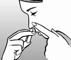 Disegno in bianco e nero di una persona che utilizza un dispositivo medico per l'inalazione nasale tenendolo con entrambe le mani vicino al naso