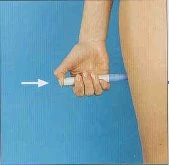 A hand holding a white and blue injectable pen on a blue background with a white arrow indicating the tip of the device