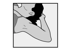 Disegno in bianco e nero di una persona vista di profilo che si tocca la testa con la mano destra mentre la spalla è leggermente inclinata
