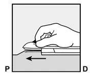 Disegno in bianco e nero di una mano che preme un dispositivo medico su una superficie piatta con una freccia nera che indica il movimento verso sinistra