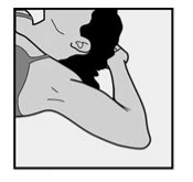 Disegno in bianco e nero di una persona con i capelli scuri che tiene la mano sulla nuca e il braccio piegato verso il viso