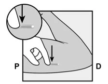 Disegno tecnico che mostra una mano che pizzica la pelle della coscia per preparare l'iniezione con una freccia che indica la direzione verso il basso