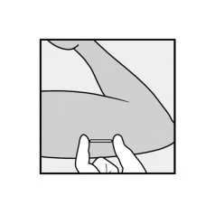 Disegno stilizzato di una mano che tiene una siringa orizzontalmente sulla parte superiore del braccio per una somministrazione medica