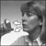 Donna che tiene un inalatore vicino alla bocca con due frecce bianche che indicano il movimento dell
